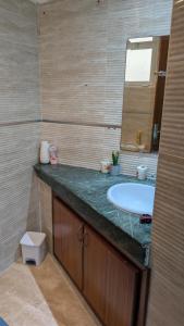 拉巴特L'Adresse Parfaite Rabat Médina Tour Hassan的浴室里有洗手池和镜子