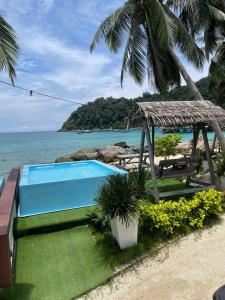 einen Pool am Strand neben dem Meer in der Unterkunft Perhentian Island CorallView Resort - BlueStar in Kampong Pasir Hantu