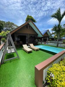 ein Haus mit einem Garten mit einem Swimmingpool in der Unterkunft Perhentian Island CorallView Resort - BlueStar in Kampong Pasir Hantu