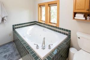 Koupelna v ubytování The Oaks + 22 fotografií