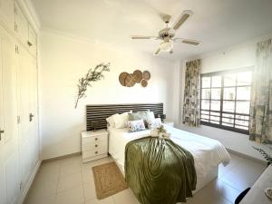 ein Schlafzimmer mit einem Bett und einem Deckenventilator in der Unterkunft Verano Eterno Balcon del Mar by Deihu Experiences in Arona + 41 Fotos