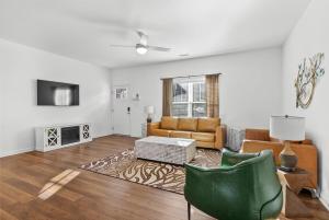 TV a/nebo společenská místnost v ubytování Lakin' Reel Memories - Lake Gaston