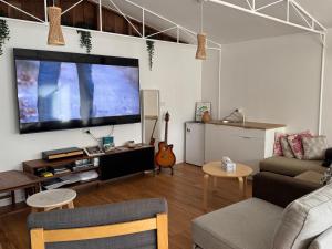 Μια τηλεόραση ή/και κέντρο ψυχαγωγίας στο Elegant Classic Suite +34 φωτογραφίες