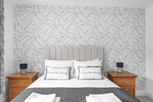 - une chambre avec un grand lit et une fresque murale dans l'établissement The Roost Group - 5 Bed House Hot Tub & Pool Table, à St. Leonards