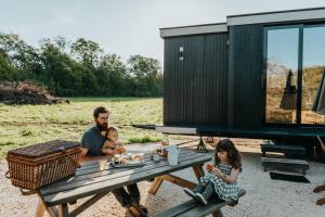 Επισκέπτες που μένουν στο Parcel Tiny House l'Atrée au bord d'un étang +9 φωτογραφίες
