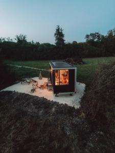 Φωτογραφία από το άλμπουμ του Parcel Tiny House l'Atrée au bord d'un étang σε Saint-Martin-des-Champs