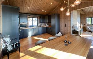 Kuchyň nebo kuchyňský kout v ubytování Stunning Home In Noresund With Sauna