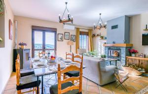 eine Küche und ein Esszimmer mit einem Tisch und einem Kamin in der Unterkunft Amazing Home In Villanueva Del Rey in Villanueva del Rey