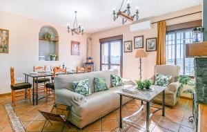 ein Wohnzimmer mit Sofa und Tisch in der Unterkunft Amazing Home In Villanueva Del Rey in Villanueva del Rey