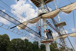 eine Gruppe von Menschen auf einem Riesenrad in der Unterkunft République 5 - Downtown & close to thermal baths in Rochefort