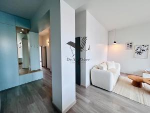 ein Wohnzimmer mit einem weißen Stuhl und einem Tisch in der Unterkunft République 5 - Downtown & close to thermal baths in Rochefort + 25 Fotos