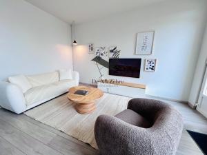 un salon avec deux chaises et une table basse dans l'établissement République 5 - Downtown & close to thermal baths, à Rochefort