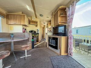 Kuchyň nebo kuchyňský kout v ubytování Lovely 6 Berth Caravan At Sun Valley In North Wales Ref 81023A