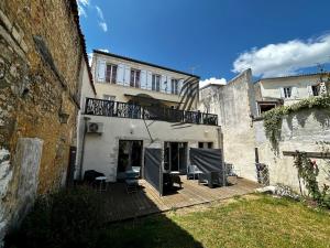 Το κτήριο όπου στεγάζεται  το διαμέρισμα