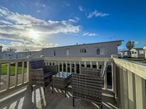 Balkón nebo terasa v ubytování Lovely 6 Berth Caravan At Sun Valley In North Wales Ref 81023A