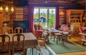ein Wohnzimmer mit Tisch und Stühlen und einem Fernseher in der Unterkunft Three-Bedroom Holiday Home In Sjusjoen in Sjusjøen
