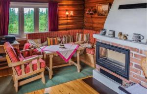 ein Wohnzimmer mit Couch und Kamin in der Unterkunft Three-Bedroom Holiday Home In Sjusjoen in Sjusjøen