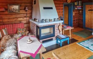 ein Wohnzimmer mit Kamin und Tisch in der Unterkunft Three-Bedroom Holiday Home In Sjusjoen in Sjusjøen