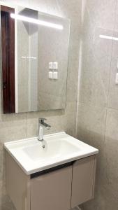 Koupelna v ubytování شقة مميزة بغرفة نوم وصالة