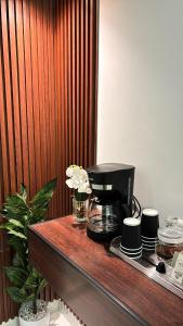 Příslušenství pro přípravu čaje a kávy v ubytování شقة مميزة بغرفة نوم وصالة