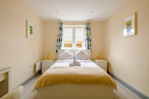 a bedroom with a bed with two night stands and a window at The Burleigh palace in Cambridge