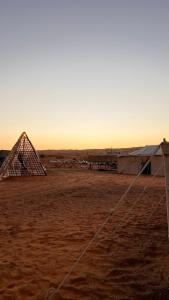 Východ nebo západ slunce při pohledu z luxury tent nebo okolí