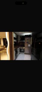 une cuisine avec un appareil en acier inoxydable dans l'établissement Appartement calme et luxueux, à Hydra