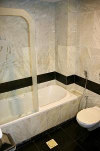 Koupelna v ubytování Summer Land Hotel