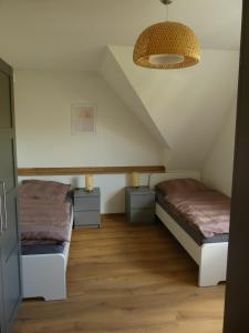 a bedroom with two beds and a ceiling at Monteurwohnung in ruhiger Lage in Spechtholzhock