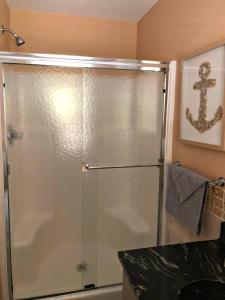 eine Dusche mit Glastür im Badezimmer in der Unterkunft UP Cottage in Saint Ignace + 20 Fotos