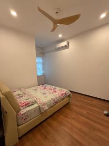 Ένα ή περισσότερα κρεβάτια σε δωμάτιο στο KJ Homestay Tmn Kozai