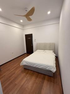 Ένα ή περισσότερα κρεβάτια σε δωμάτιο στο KJ Homestay Tmn Kozai