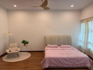 Ένα ή περισσότερα κρεβάτια σε δωμάτιο στο KJ Homestay Tmn Kozai