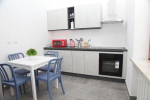 Kuchyň nebo kuchyňský kout v ubytování Nuovo trilocale in Centro Storico ad Abbiategrasso