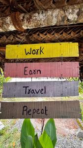 un panneau indiquant que le travail prolonge les déplacements et répète dans l'établissement Hideaway villa, à Varkala