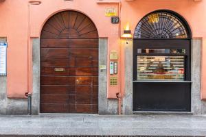 una grande porta di legno sul lato di un edificio di Royal Penthouse a Milano