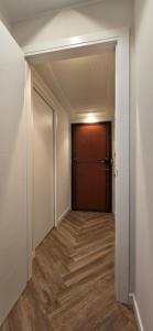 an empty hallway with a door and wooden floor at Re Carlo - Appartamento Filomena in Perugia