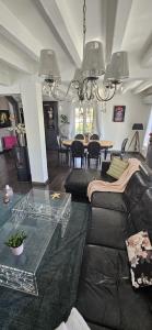 ein Wohnzimmer mit Couch und ein Esszimmer in der Unterkunft Villa familiale bayonne in Boucau