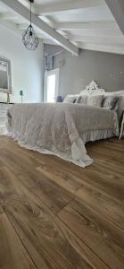 ein Schlafzimmer mit einem Bett und einer Decke auf dem Boden in der Unterkunft Villa familiale bayonne in Boucau