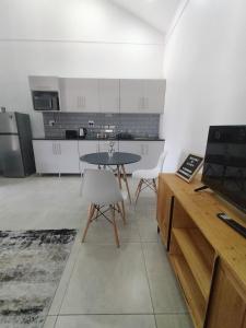 Una cocina con una mesa y sillas en una habitación. en Atloch, en Kimberley