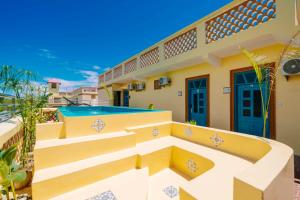 een villa met zwembad en huis bij The Swahili Plaza in Matemwe