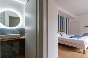 科莫Como Lake Chic Retreat的带床、水槽和镜子的卧室