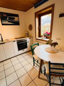 Kuchyň nebo kuchyňský kout v ubytování Ferienwohnung Derscheid