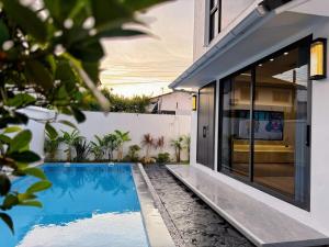 Πισίνα στο ή κοντά στο Chiang Mai City, near the ancient city, newly renovated, super luxurious, single garden pool villa, B&B, Thailand holiday, family team building, preferred villa resort 06