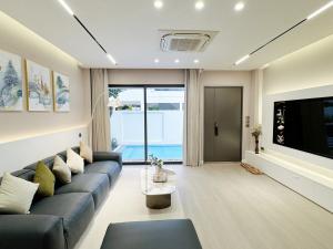 Μια τηλεόραση ή/και κέντρο ψυχαγωγίας στο Chiang Mai City, near the ancient city, newly renovated, super luxurious, single garden pool villa, B&B, Thailand holiday, family team building, preferred villa resort 06