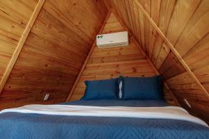 Ένα ή περισσότερα κρεβάτια σε δωμάτιο στο Chalé Aconchegante em Itacimirim prox Praia +40 φωτογραφίες