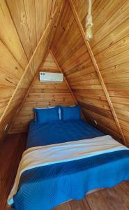 Ένα ή περισσότερα κρεβάτια σε δωμάτιο στο Chalé Aconchegante em Itacimirim prox Praia