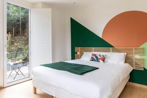 科莫Como Lake Chic Retreat的一间卧室配有一张绿色墙床