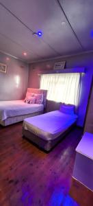 Postel nebo postele na pokoji v ubytování Royal Guest House & and Lodge