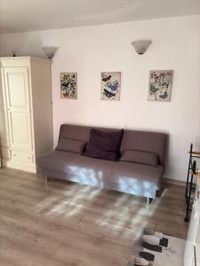 a living room with a couch in a room at Marilyn's House 2 in Frascati +11 photos